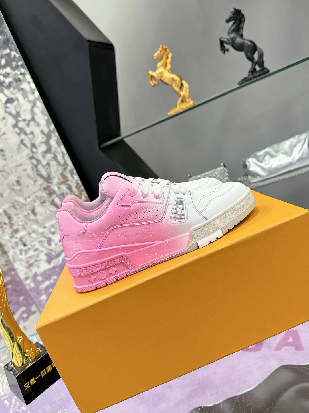 Men's men's shoes💰840❤️❤️❤️ (craft style, hand-rubbed, distressed, solid color, couple style) Original development, quality shipment, welcome to compare ❥❥❥❥❥❥LV sneaker series LV Trainer Maxi sneakers introduce the loose silhouette of the ready-to-wear series into the LV Trainer sneaker design written by Virgil Abloh, making an eye-catching appearance at the 2023 spring and summer men's wear show. The cow leather upper is combined with rough fabric laces, and colorful beading highlights the brand's classic elements. LV letters mark the tongue and Monogram floral outsole. Mixed materials Made of first-layer cowhide, wrapped in imported custom-printed denim, thick shoelace design, large Monogram print on the side, "lv 54" badges on the tongue and heel, rubber outsole decorated with Monogram flowers, mesh lining and cotton feet, the comfort is as extreme as ever, premium heritage, quality first, worth owning! Size: 35-40 for women, 39-44 for men (45 and 46 are custom-made and non-returnable) ♡Full set of packaging with original gift box